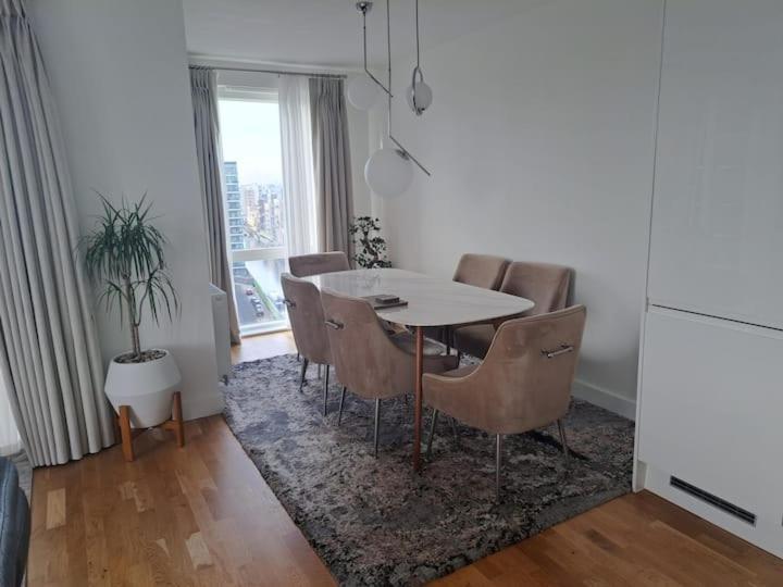 Cozy Double Room With Large En Suite Near Canary Wharf London With Amazing Views In A Shared Apartment Exterior photo