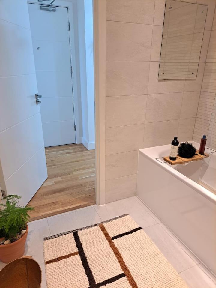 Cozy Double Room With Large En Suite Near Canary Wharf London With Amazing Views In A Shared Apartment Exterior photo